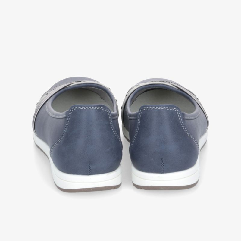 Rückansicht von bequemen blauen Schuhen mit weißer rutschfester Sohle, schlicht und leicht gestaltet