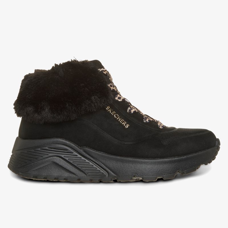 Schwarzer Winterschuh mit weichem Fellkragen, stabiler Sohle und bequemem Sitz für kalte Tage
