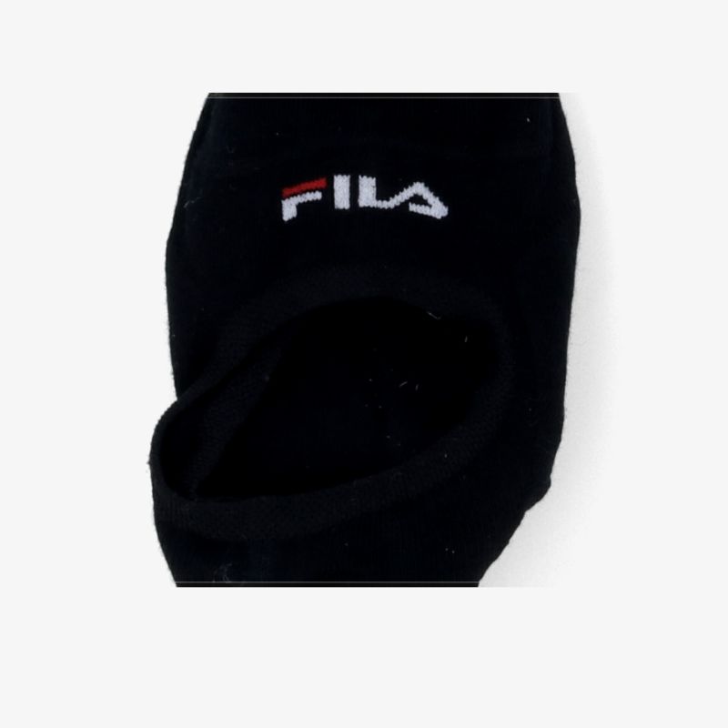 Detailaufnahme schwarze FILA Socke mit klar sichtbarem Logo, bequem und elastisch für sportlichen Komfort