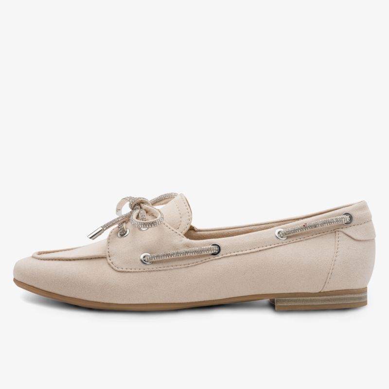 Beiger Mokassin aus Leder mit flacher Sohle und dekorativer Schnürung, komfortabel und stilvoll für den Alltag