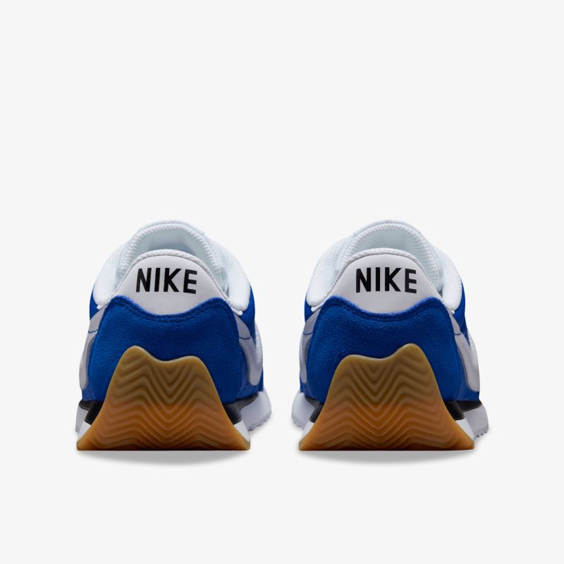 Blau-weiße Nike Sneaker Rückansicht mit profilierter Gummisohle und bequemer Passform, sportlich und strapazierfähig