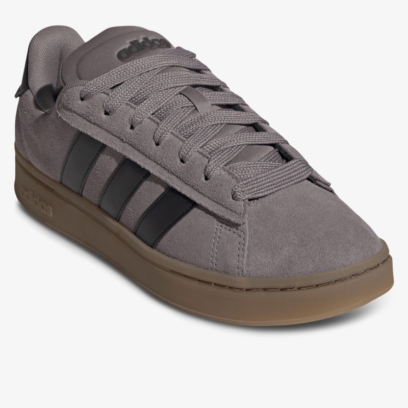 Schräg vorne Ansicht eines klassischen Sneakers mit robustem Obermaterial und dezenter Mehrfarben-Optik