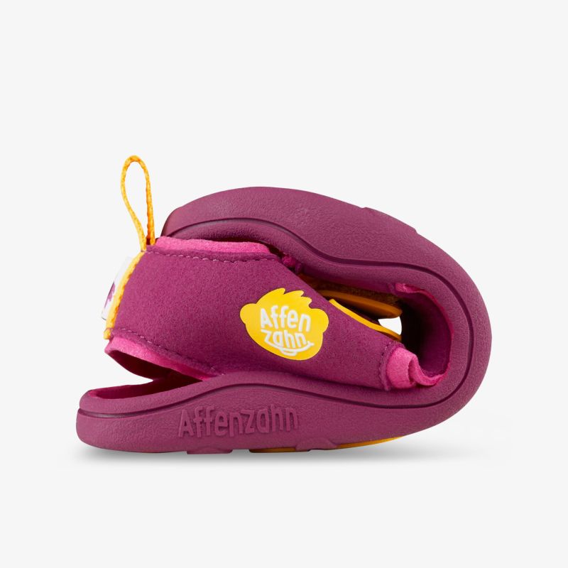 Bequeme und flexible Sandalen in kräftigem Pink mit ergonomischem Design für optimalen Tragekomfort.