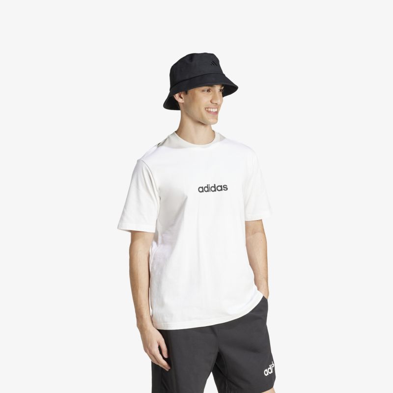 Modell trägt weißes Adidas T-Shirt mit klassischem Logo und schwarzen Shorts, lässiger sportlicher Look