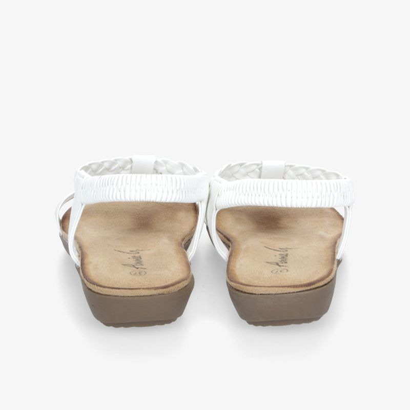 Weiße Sandalen mit komfortablem Fußbett und verstellbarem Riemen, rutschfeste Sohle für sicheren Halt hinten sichtbar