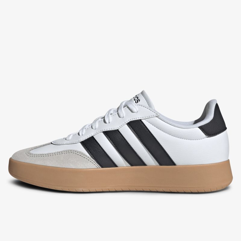 Weiße Sportschuhe mit schwarzem Streifenmuster und brauner Gummisohle, seitliche Ansicht