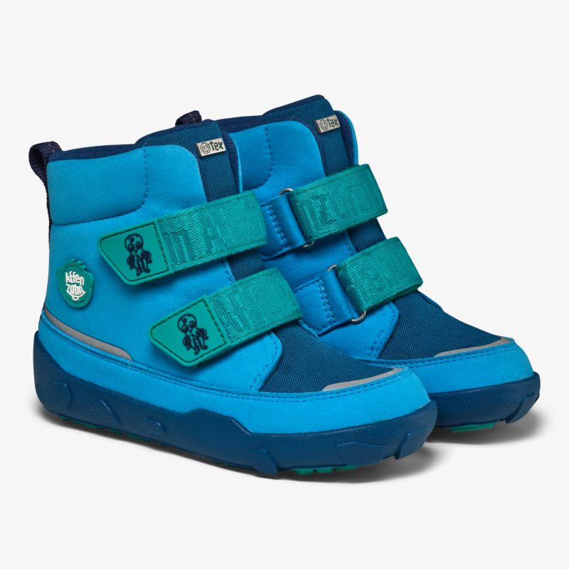 Blauer robuster Winterstiefel mit klettverschlüssen, warmer Polsterung und rutschfester Sohle für sicheren Halt