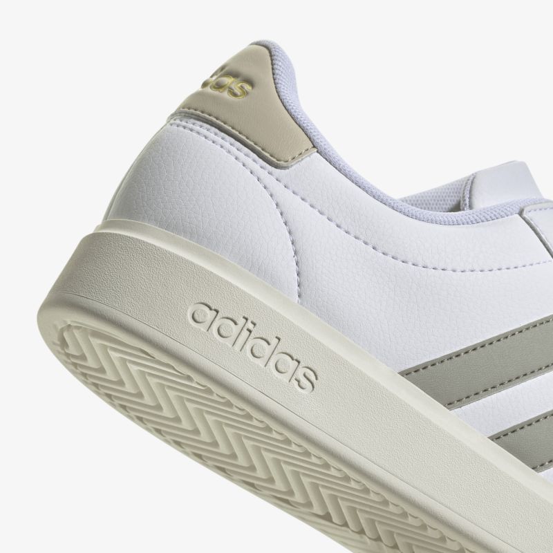 Moderner adidas Sneaker mit strapazierfähiger Sohle und stilvollen Streifen für optimalen Komfort.