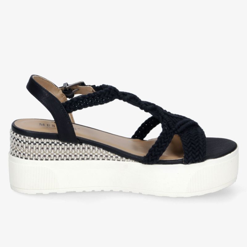 Schwarze Sandale mit geflochtenen Riemen und weißer Plateau-Sohle für hohen Tragekomfort und guten Halt
