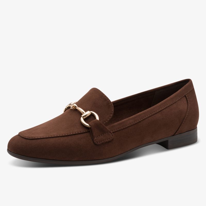 Eleganter brauner Loafer mit goldener Schnalle und flachem Absatz, seitlich fotografiert.