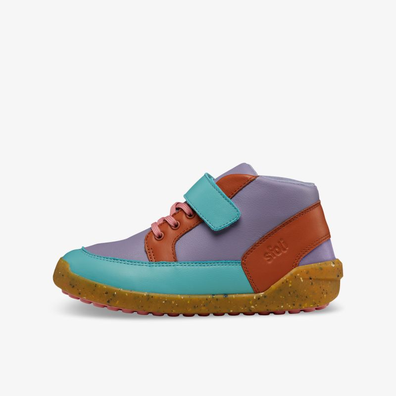 Stylischer mehrfarbiger Schuh mit Klettverschluss für bequemen Halt und strapazierfähiger Sohle.