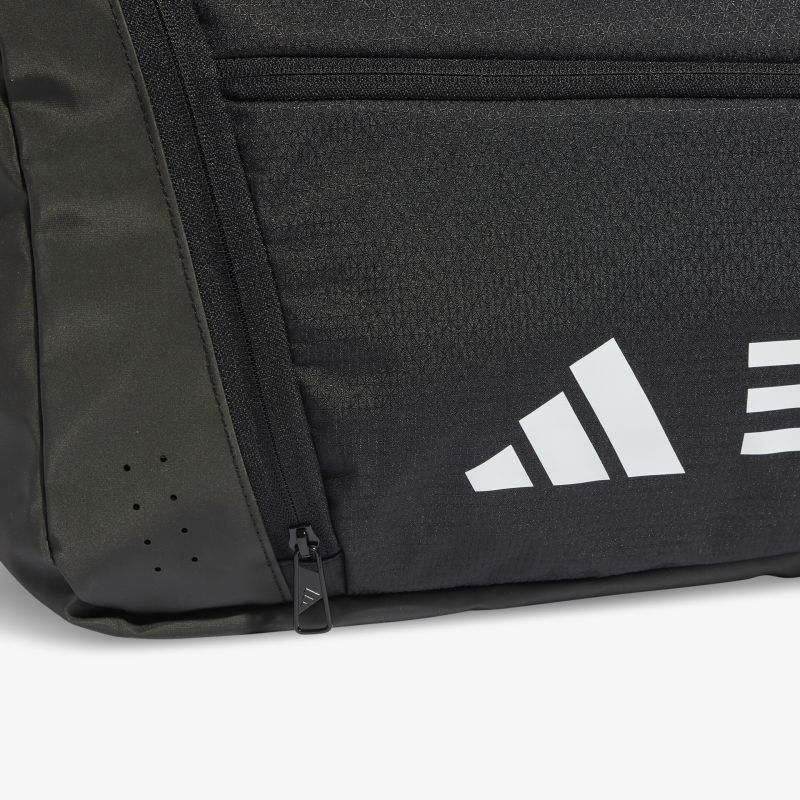Detailaufnahme eines schwarzen Adidas Rucksacks mit geschlossenem Reißverschluss und robustem Material