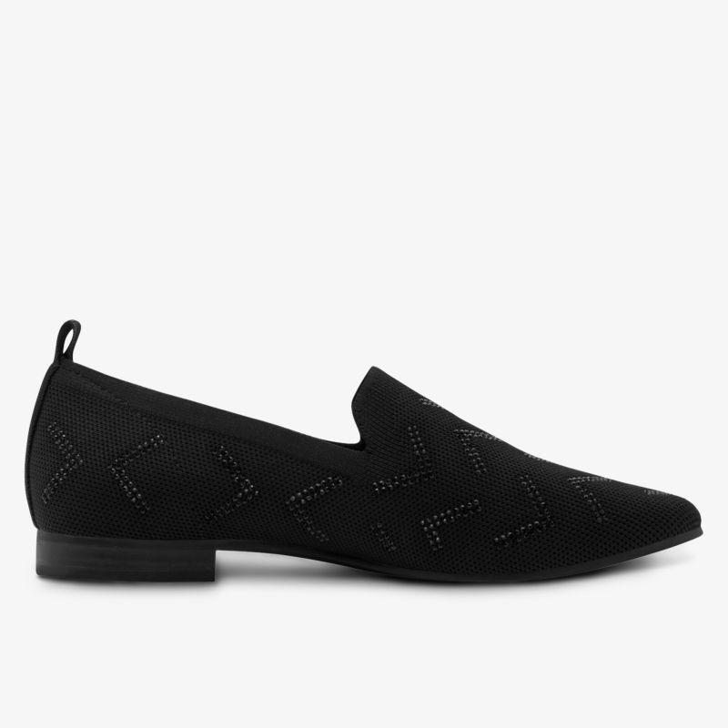 Seitliche Ansicht eines eleganten schwarzen Loafers mit feinem Muster und flacher Sohle