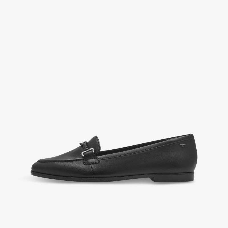 Schwarzer eleganter Loafer seitlich, flacher, bequemer Schuh mit klassischem Design und hochwertigem Material
