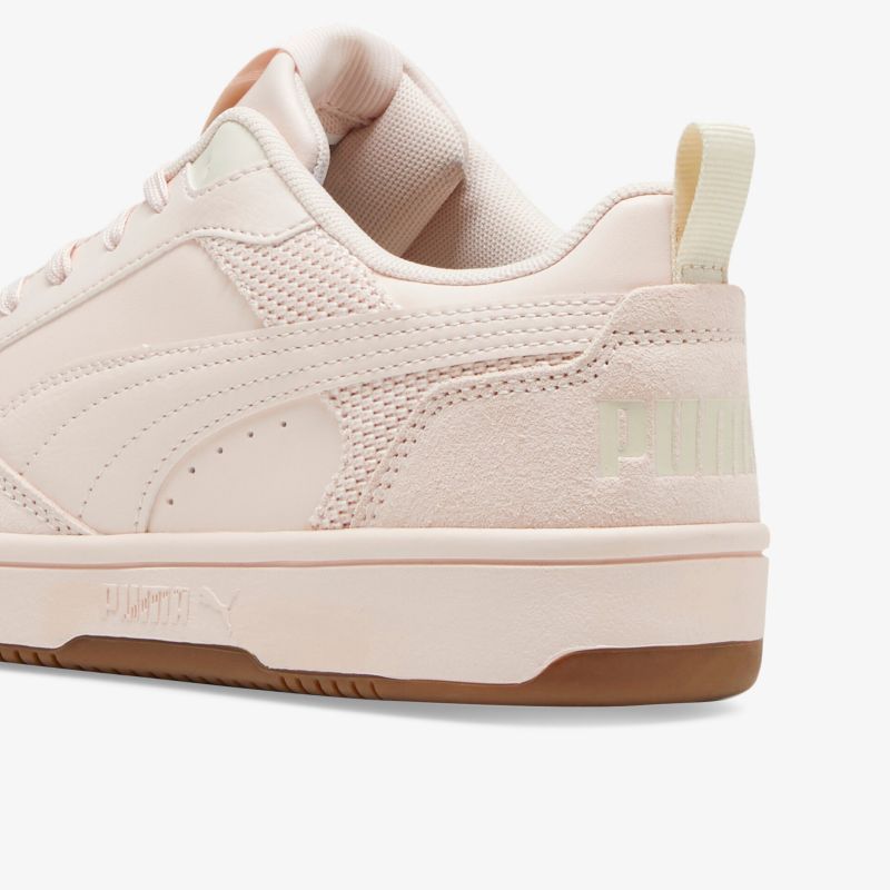 Detailaufnahme eines bequemen modernen Sneakers mit stabilem Sohlenprofil und weicher Polsterung