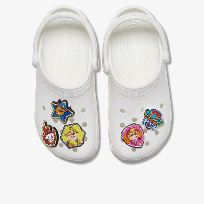 Bequeme weiße Clogs mit farbigen Motiven und rutschfester Sohle, ideal für Alltag und Freizeit.