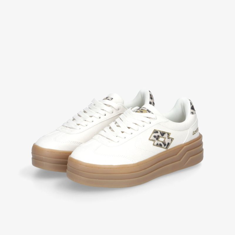 Weiße Sneaker mit beiger robuster Sohle und schnürbaren Verschlüssen, modisch und komfortabel gestaltet