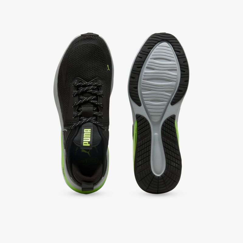 Leichter Sneaker mit flexiblem, rutschfestem Profil und atmungsaktivem Obermaterial, vorne und Sohle sichtbar