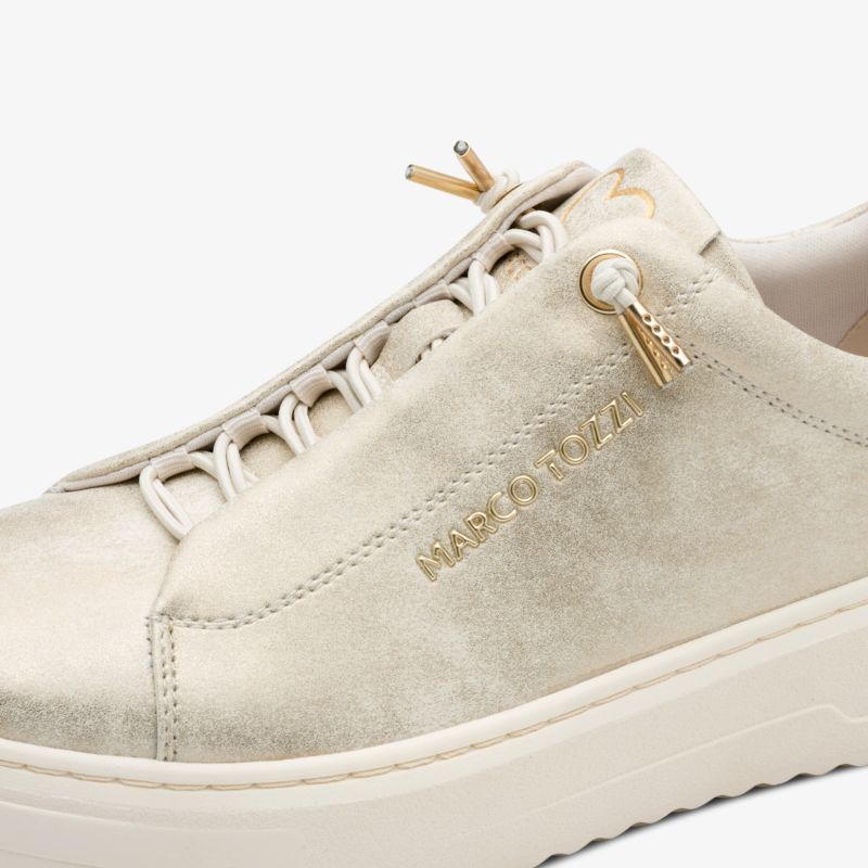 Bequemer Sneaker aus hochwertigem Veloursleder mit goldfarbenem Logo und Schnürsenkeln in cremiger Farbe