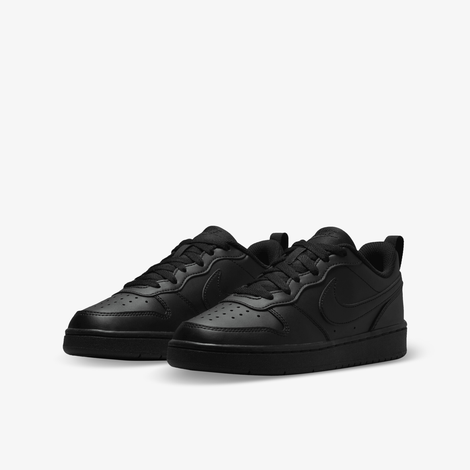 Paar schwarze Sneaker in schräger Frontansicht mit modernem Design, bequemer Passform und rutschfester Sohle