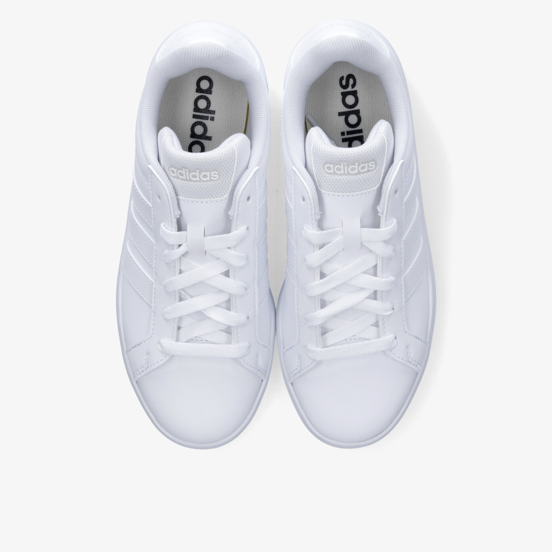 Weiße Adidas Sneaker als Paar in klarer Draufsicht, klassisches Design mit komfortabler Passform und Schnürverschluss