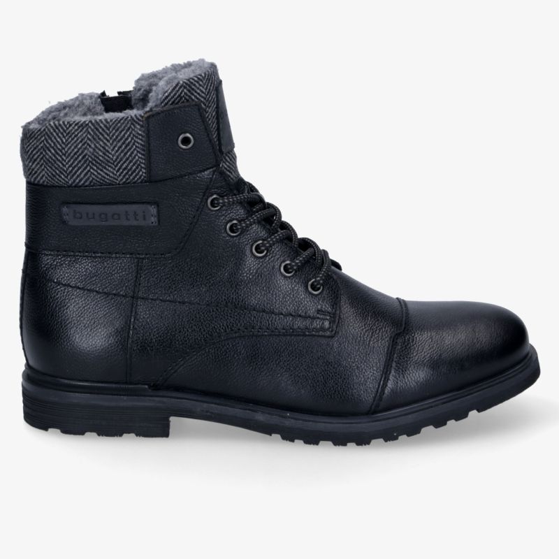 Robuster schwarzer Lederstiefel mit gepolsterter Innensohle und rutschfester Laufsohle, seitliche Ansicht