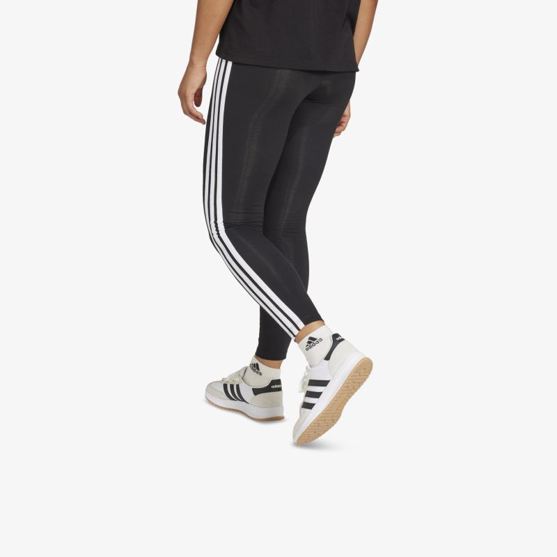 Leichter schwarzer Sneaker mit weißer Sohle und drei Streifen, bequem getragen, sportliches Design