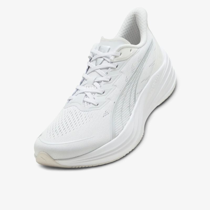 Weißer Sportschuh mit atmungsaktivem Mesh-Obermaterial und komfortabler Passform
