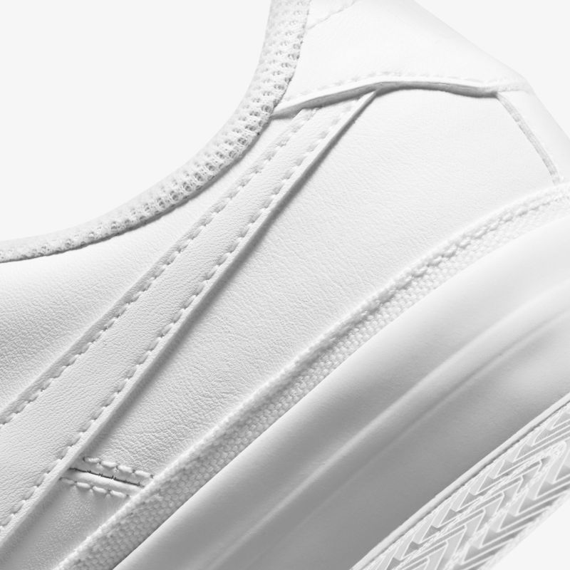 Eleganter weißer Sneaker mit modernem, glattem Finish und minimalistischen Akzenten für sportlichen Style