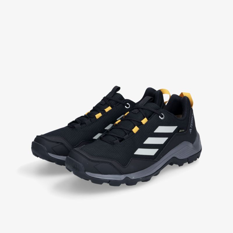 Robuste schwarze Sportschuhe mit rutschfester Sohle und auffälligen Streifen für vielseitiges Outdoor-Abenteuer