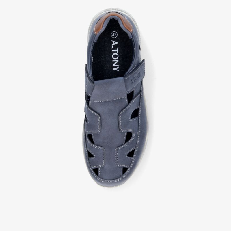 Bequemer, robuster Schuh mit Klettverschluss und sportlichem Design für optimalen Tragekomfort.