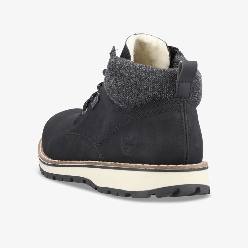 Schwarzer robuster Wanderschuh mit gepolstertem Schaft, rutschfester Profilsohle und sportlichem Design, seitliche Ansicht