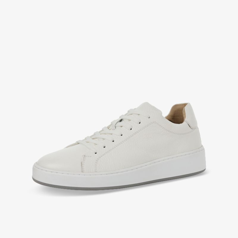Weißer Sneaker in schräger Vorderansicht mit modernem Design und bequemer Passform