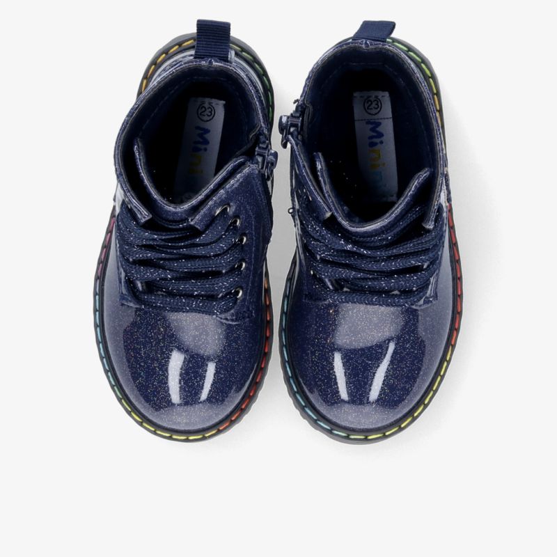 Robuste, glänzende blaue Schuhe als Paar in Top-Down-Draufsicht für Komfort und Stabilität