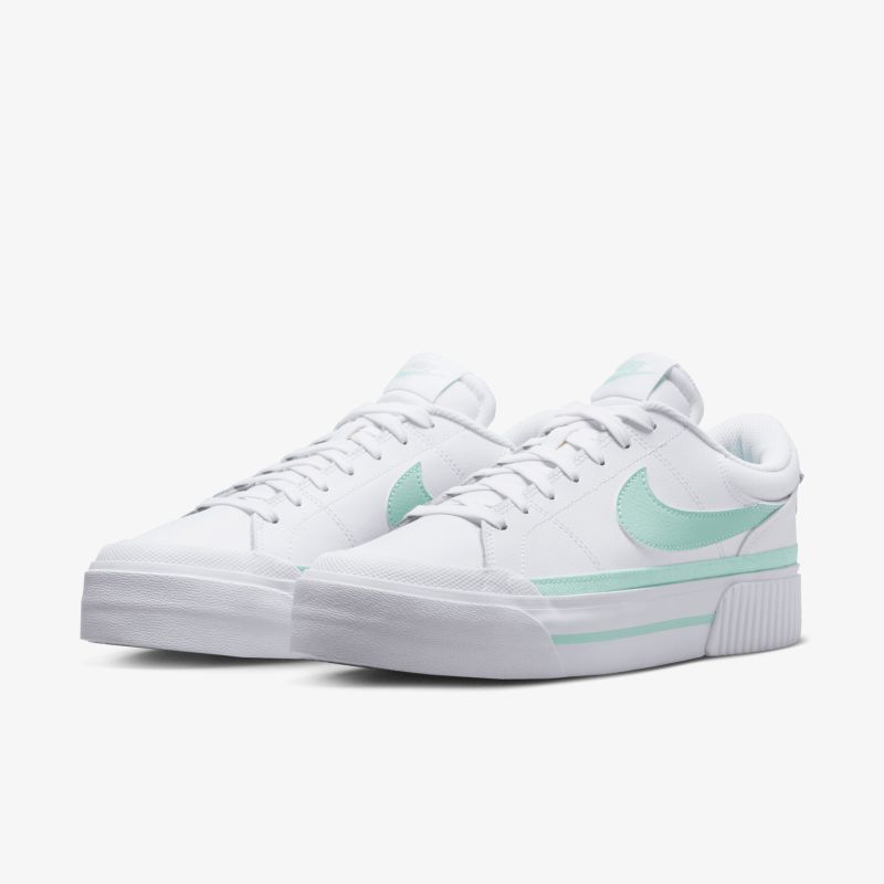 Weißer Sneaker mit mintgrünem Akzent, sportlich, komfortabel, robuste Sohle, modernes Design, schnürbar