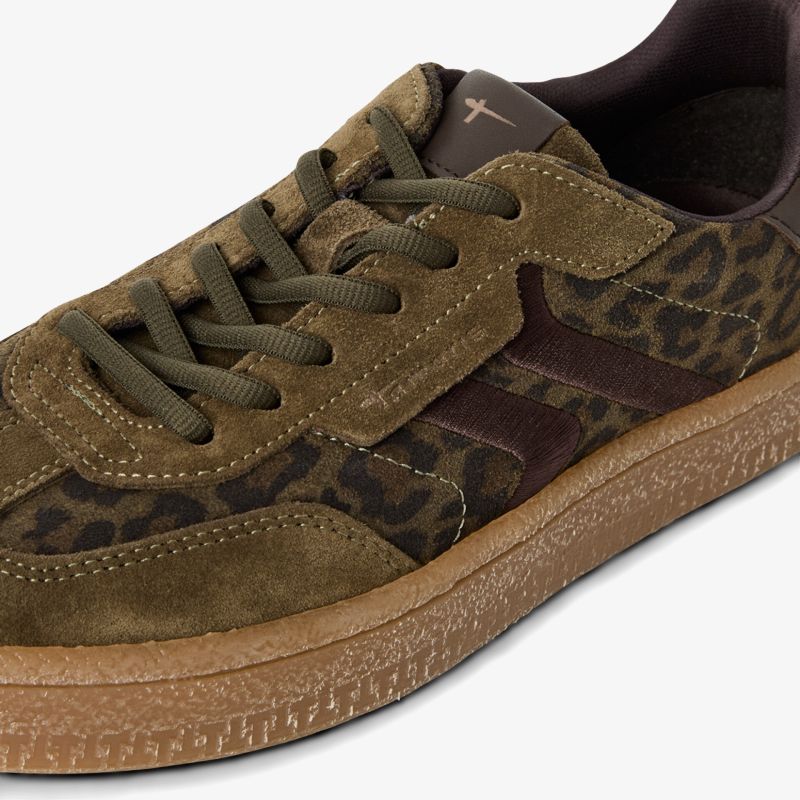 Robuster Sneaker aus Wildleder mit Camouflage-Details und strukturierter Gummisohle für bequemen Halt