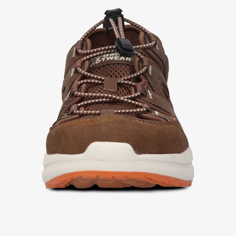 Robuster brauner Schuh mit rutschfester weißer Sohle und sportlichem Design, bequem und langlebig