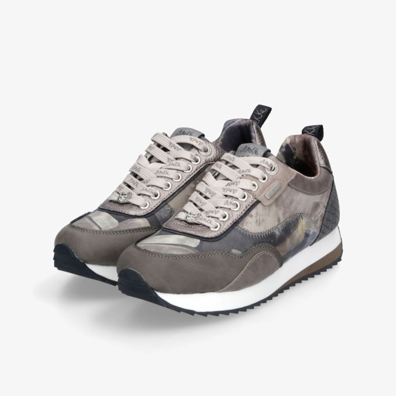 Sportliche graue Sneaker mit gepolsterter Innensohle und rutschfester Sohle für optimalen Tragekomfort