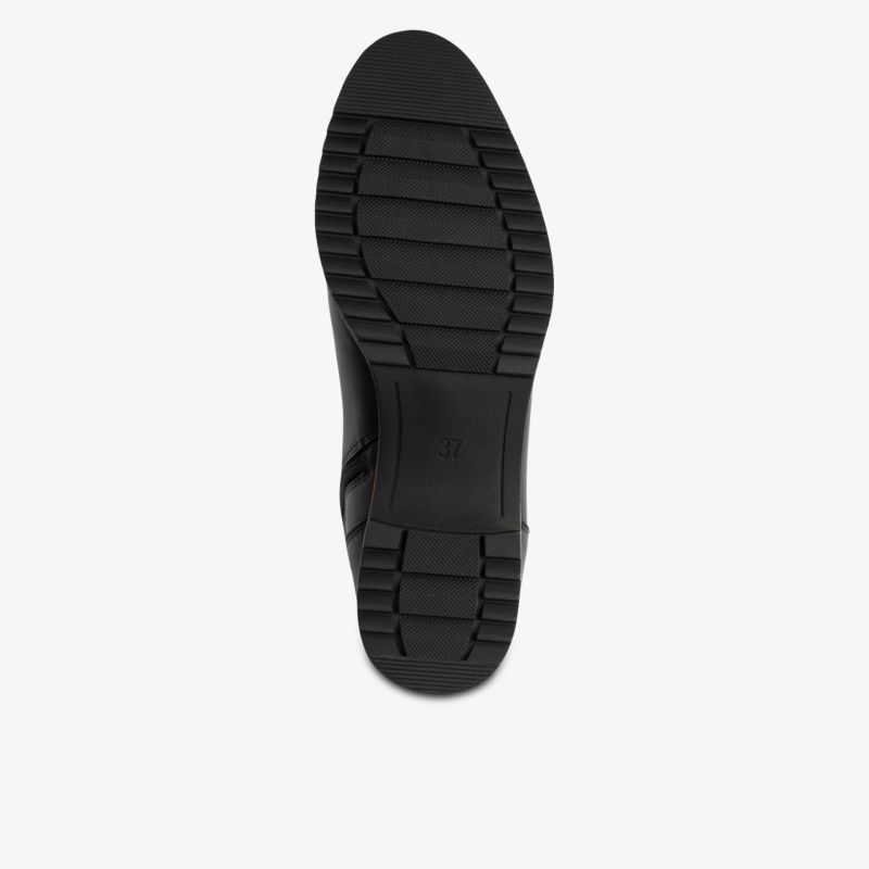 Robuste und rutschfeste Schuhsohle mit tiefem Profil für sicheren Halt und lange Lebensdauer