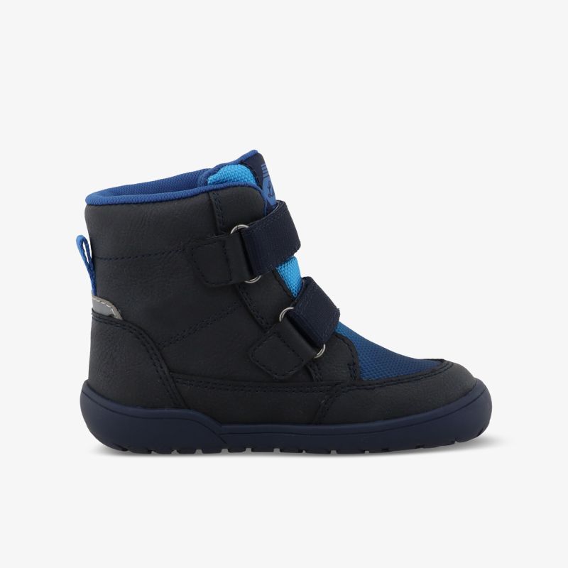 Warmer Schuh mit Klettverschluss und rutschfester Sohle in klarer Seitenansicht, ideal für kalte Tage