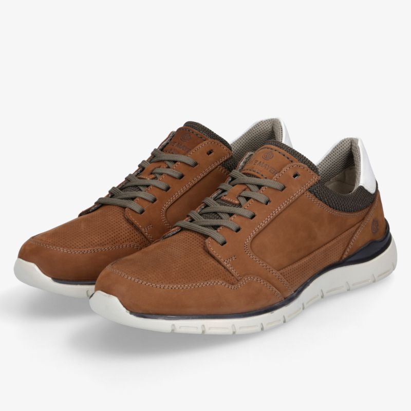 Braune Leder-Sneaker mit flexibler Sohle und bequemer Passform, sportlich und modern, im schräg vorne Blickwinkel