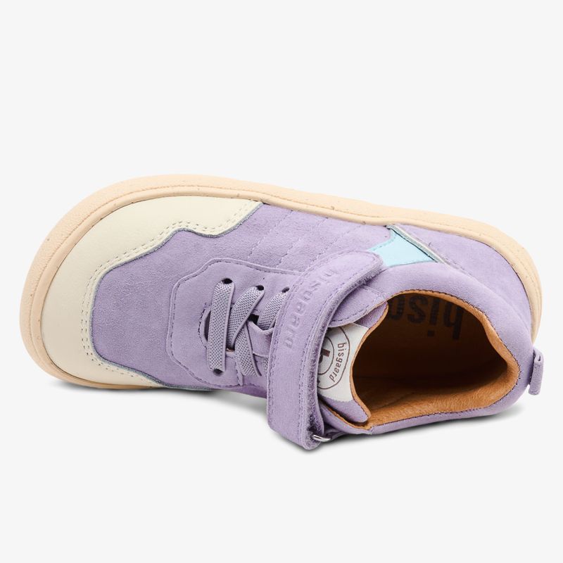Lilafarbener Schuh mit beiger Sohle und blauem Detail, komfortables Design.
