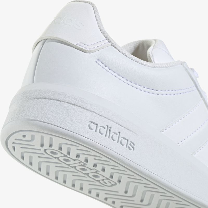 Weißer adidas Sneaker mit rutschfester Sohle, sportlichem Design und bequemem Tragekomfort
