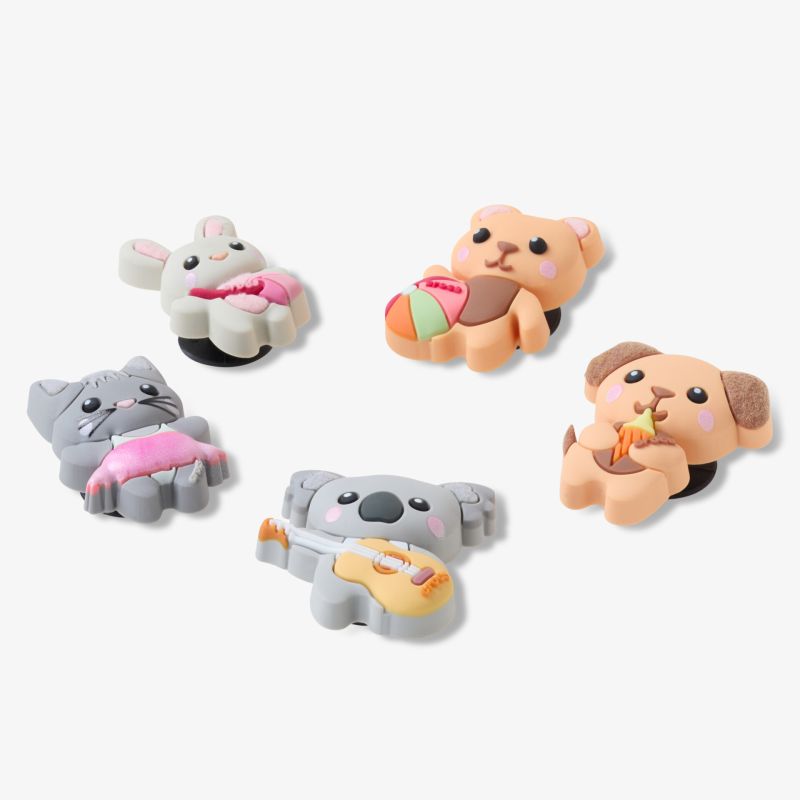 Vier bunte weiche Tierfiguren aus Spielzeug in verschiedenen lustigen Posen auf weißem Hintergrund