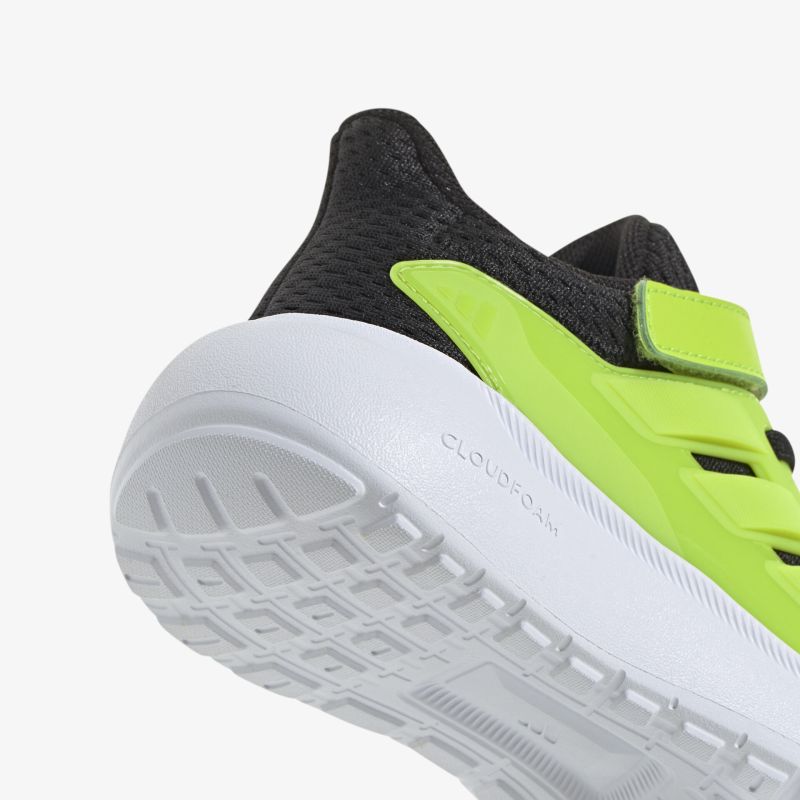 Detailansicht eines sportlichen Sneakers mit grünen Akzenten und robuster, leichter Sohle für optimalen Komfort
