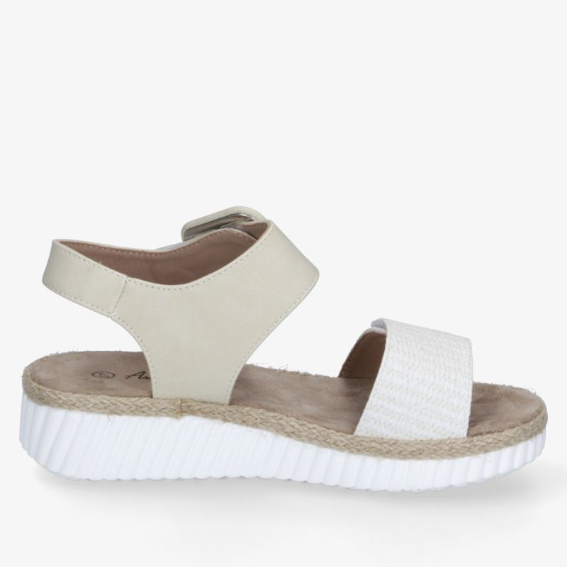 Leichte weiße Sandale mit verstellbarem Riemen und flexibler Sohle für optimalen Tragekomfort im Sommer