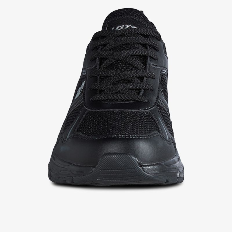 Schwarzer sportlicher Schuh mit robuster Sohle und atmungsaktivem Material, komfortabel und stabil