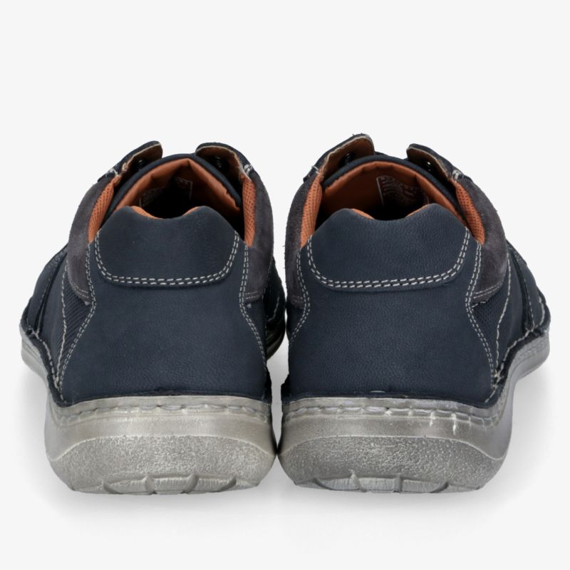 Robuste und komfortable Schuhe mit gepolstertem Einstieg und rutschfester Sohle, Rückansicht von zwei Schuhen