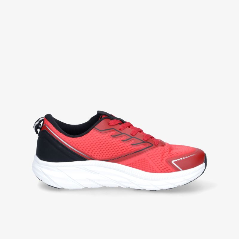 Roter Sportschuh mit atmungsaktivem Material, leichter Bauweise und stabiler Sohle in klarer Seitenansicht
