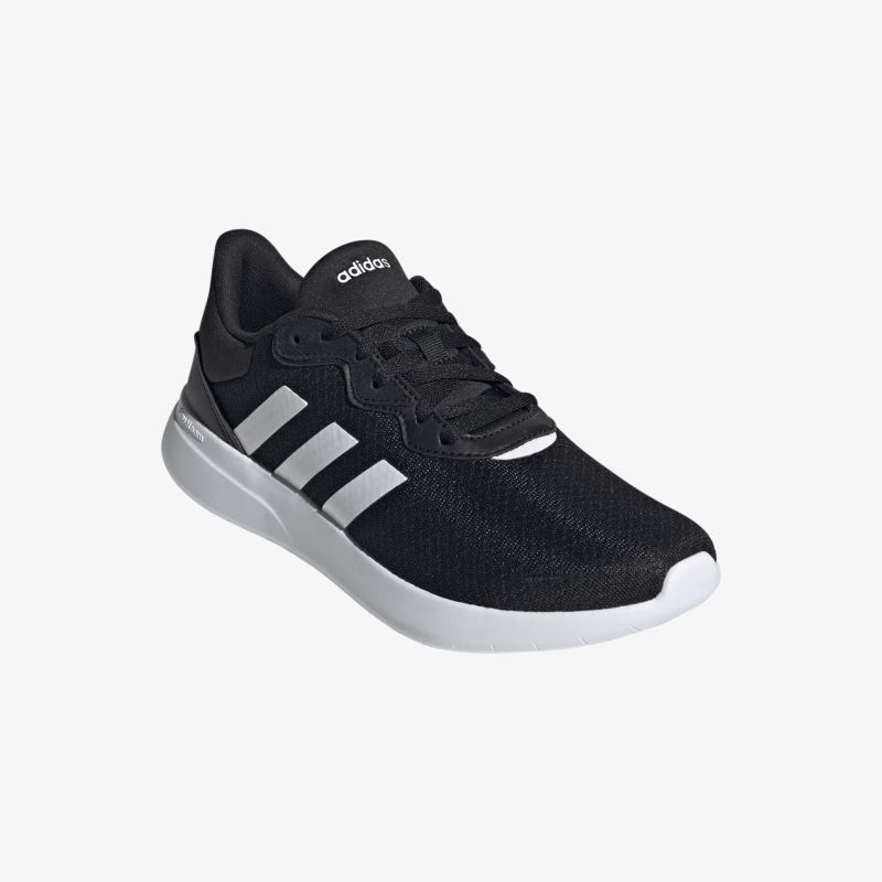 Moderner schwarzer Sneaker mit leichter Sohle und optimalem Tragekomfort für Sport und Freizeit.
